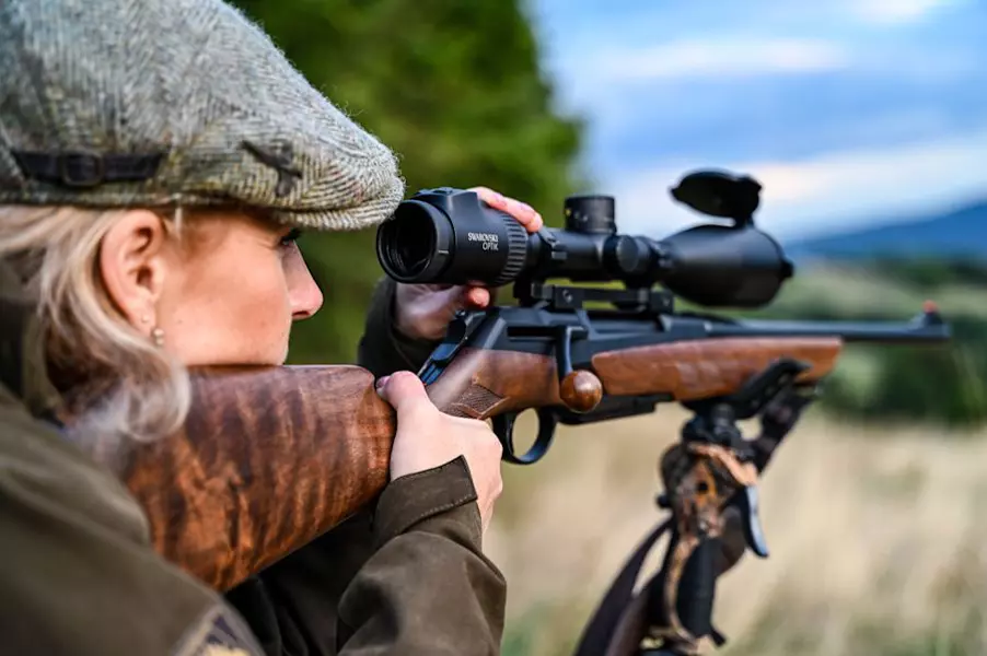 SWAROVSKI® <br>STABIL.SELBSTSICHER.BEREIT SWAROVSKI® <br>STABIL.SELBSTSICHER.BEREIT