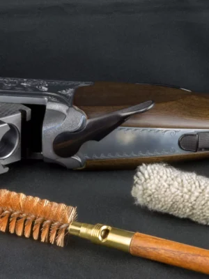 Waffenservice einer Langwaffe bei Waffen Haim