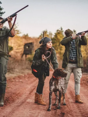 Jäger mit Jagdwaffen im Anschlag