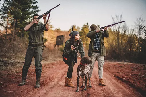 Jäger mit Jagdwaffen im Anschlag