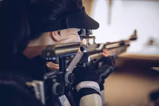 Sportschützin mit Gewehr